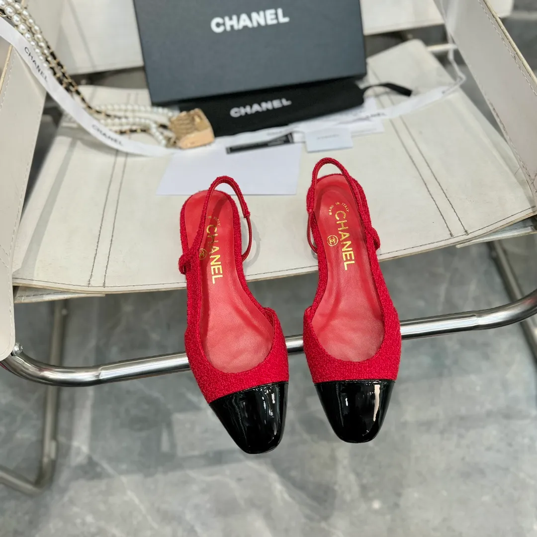 👟👟Ex-factory price 480👟👟 CHANEL Chanel flat bottom series🌹Fashionable classic sandals loved by all stars Fabric [👉] Mixed sheepskin👣🐏 Lining [👉] Silk sheep lining👣🐏 Insole [👉] Silk sheep👣🐏 Sole [👉] Genuine leather outsole imported from Italy 🌻 Packaging [👉] Chanel original box packaging 🌸 Code number [🦶🏻] 34-42 (⚠️34.41.42 is a custom code and cannot be returned or exchanged. Please understand)
